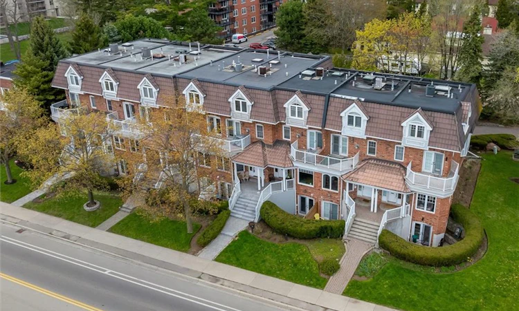 1389 Lakeshore Road