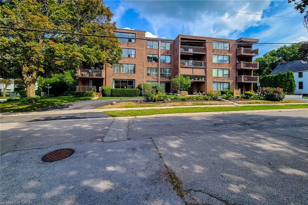 405-28 Robinson Street N, Grimsby, ON, L3M 3C9