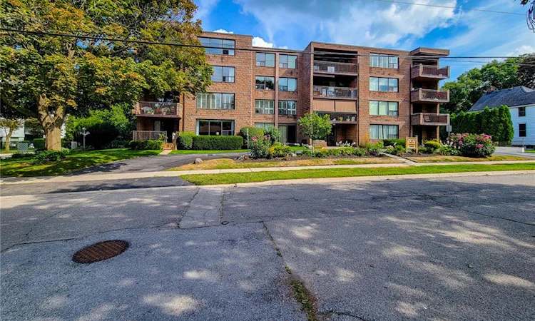 405-28 Robinson Street N