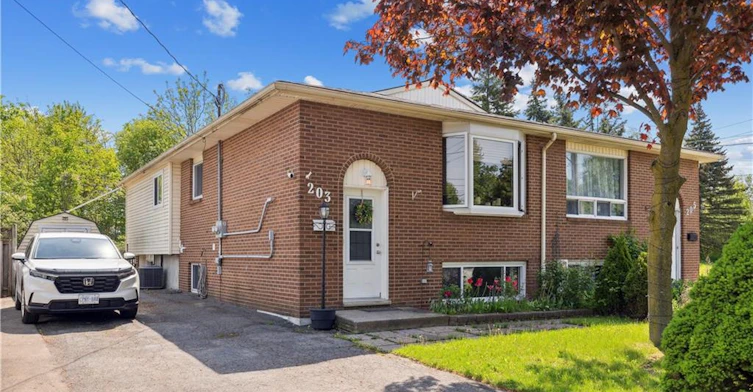 Upper-203 Commercial Street, Welland, ON, L3B 5Z5