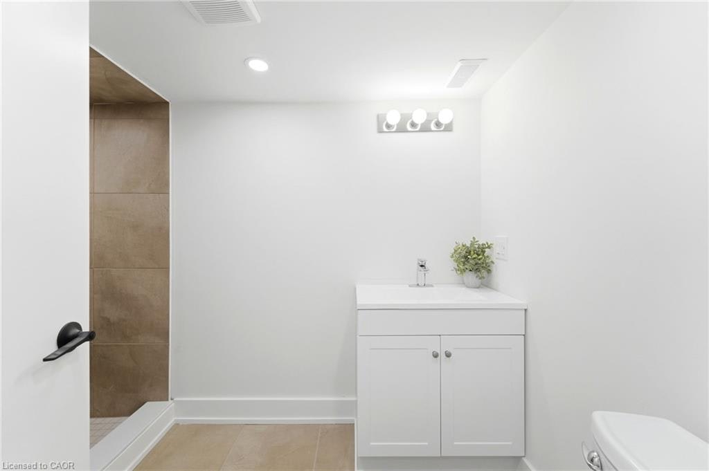 Lower-968 Main Street E, Hamilton, ON, L8M 1M8 - 5
