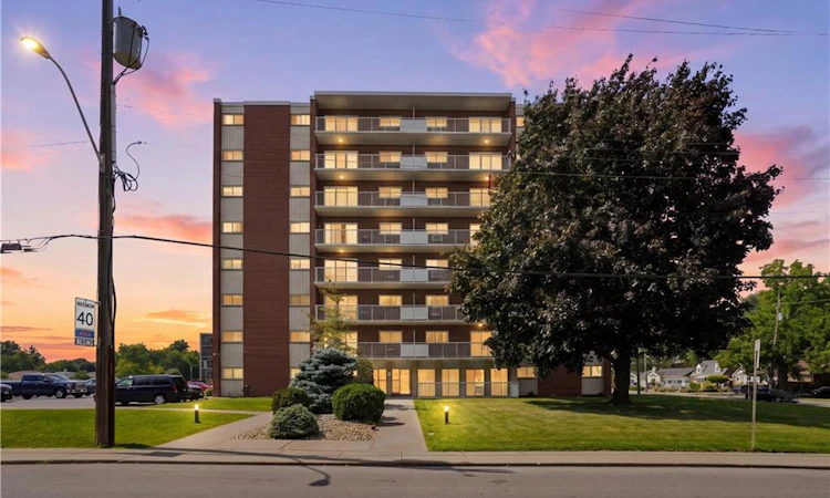 208-8 Woodman Drive S