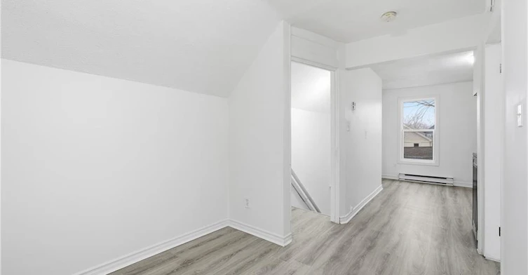 Upper-27 Albert Street, Welland, ON, L3B 4L1 - 5