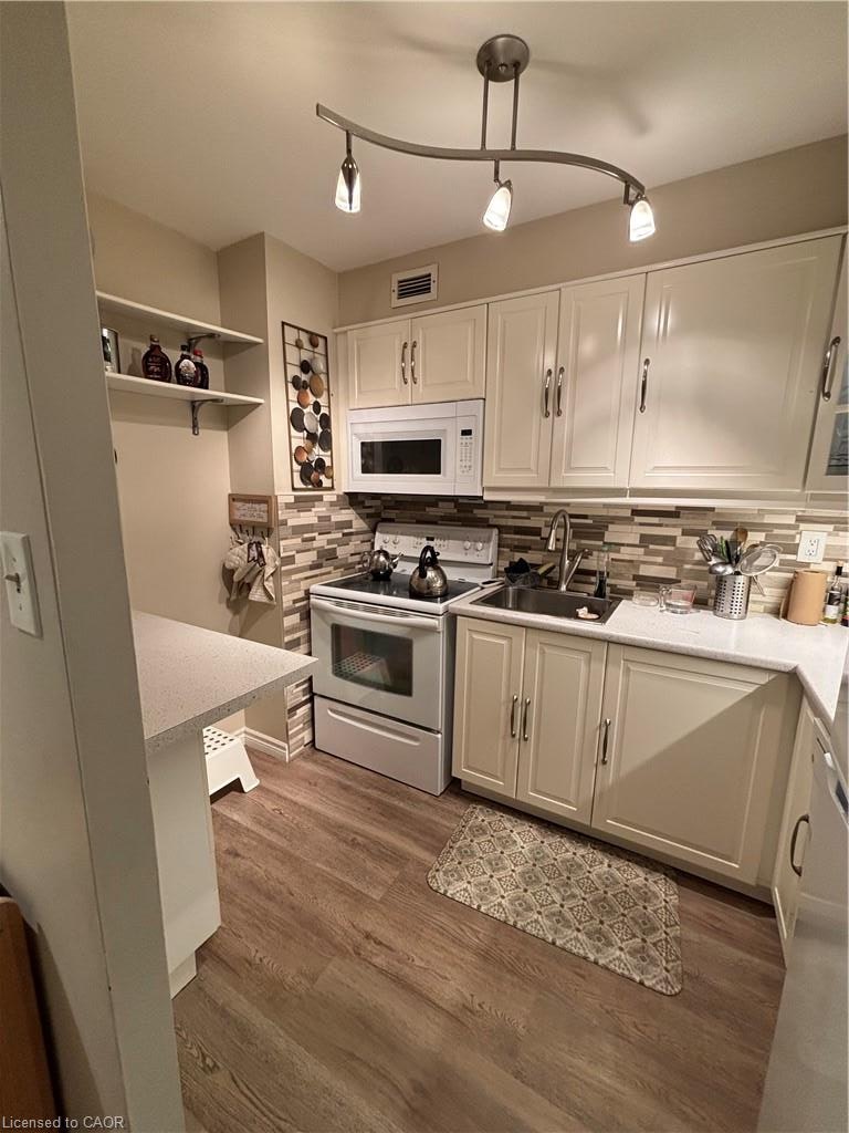205-975 Warwick Court, Burlington, ON, L7T 3Z7 - 2