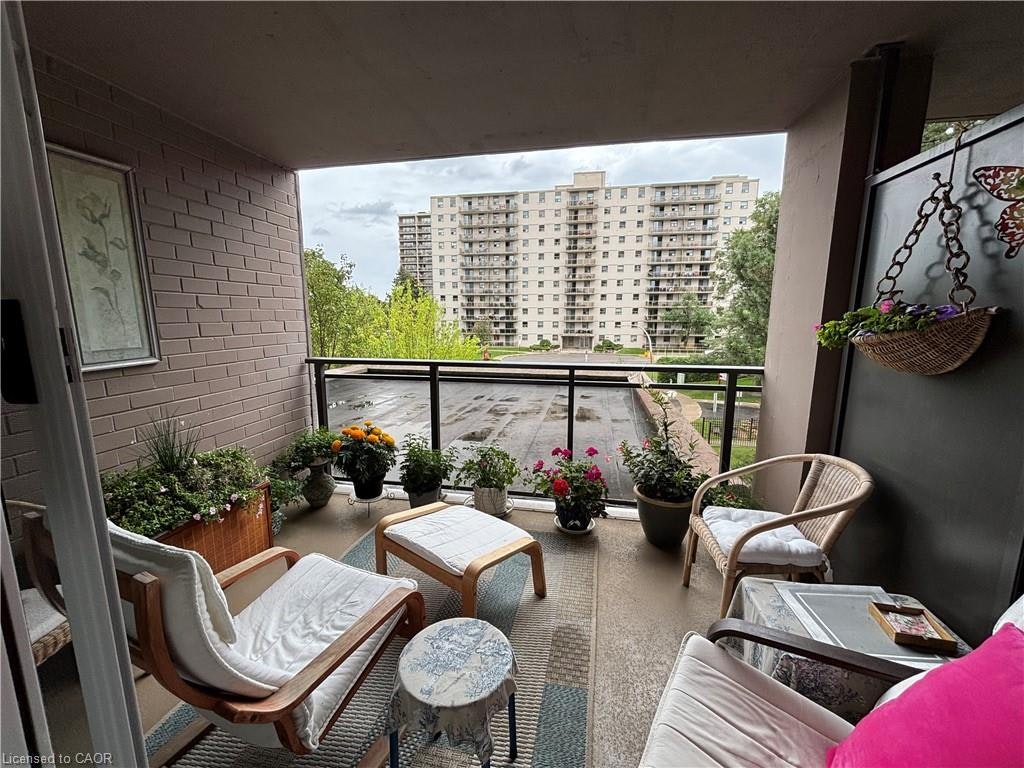 205-975 Warwick Court, Burlington, ON, L7T 3Z7