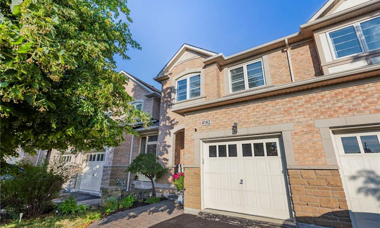 4142 Judson Common