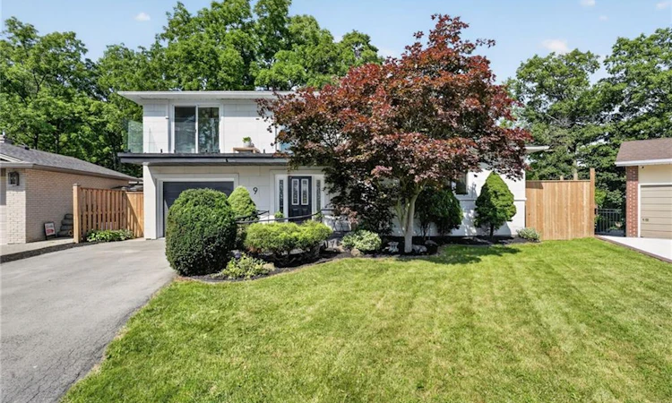 9 Leslie Drive