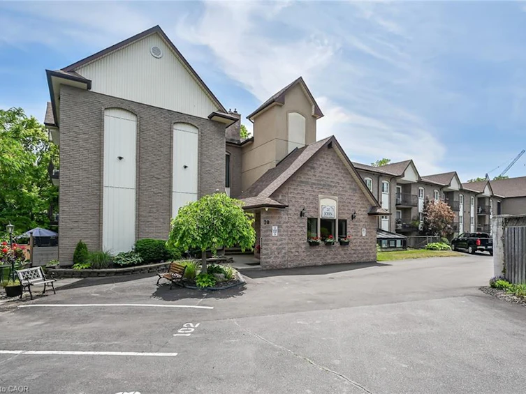202-20 John Street, Grimsby, ON, L3M 1X5