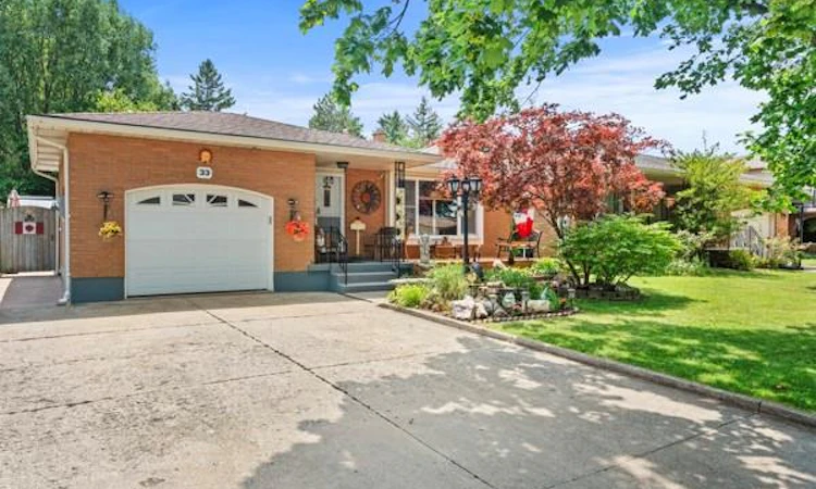33 Meadowbrook Crescent