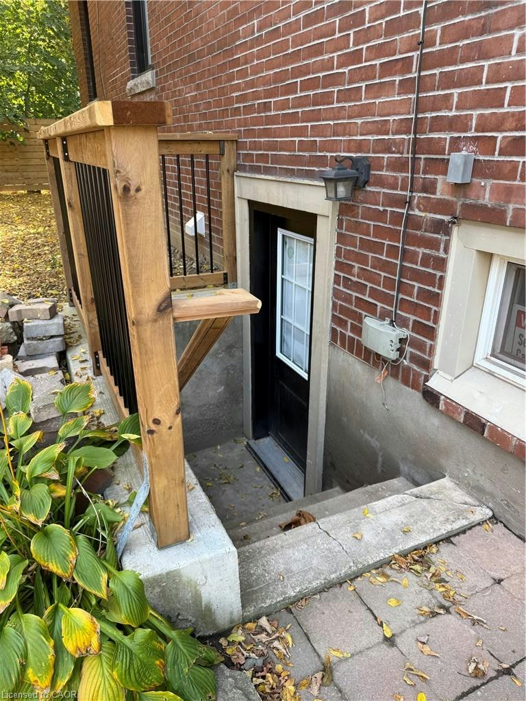 Lower-17 Inverness Avenue W, Hamilton, ON, L9C 1A1 - 2