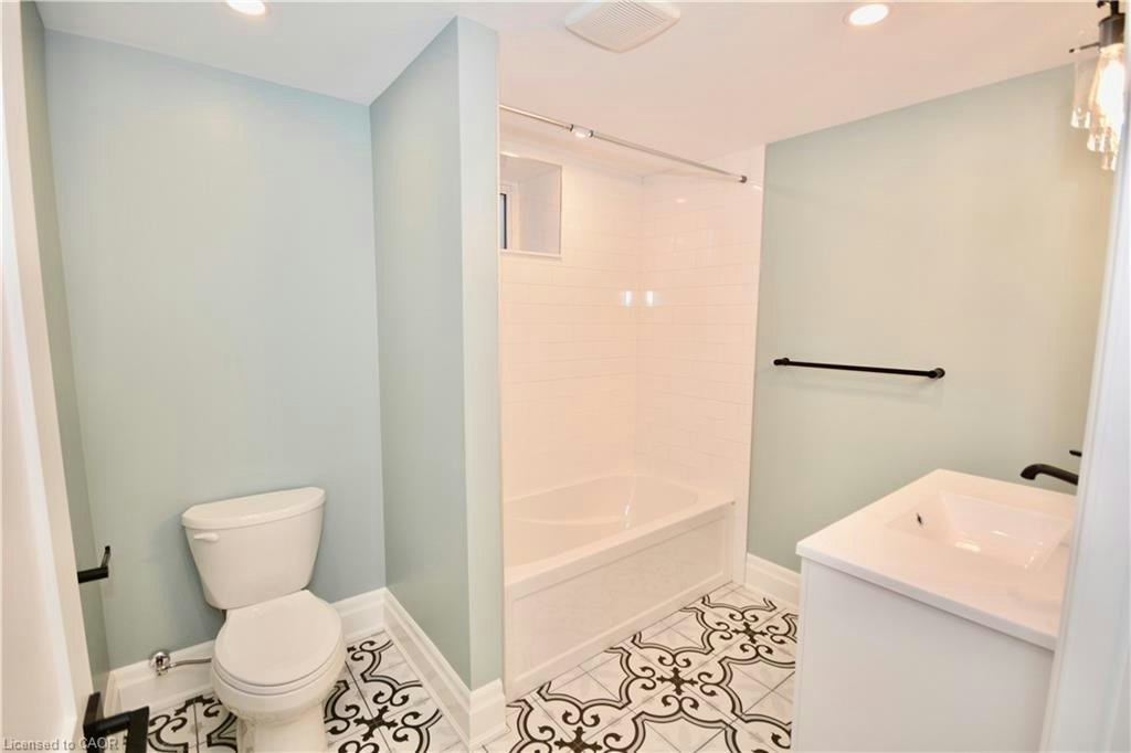 Lower-17 Inverness Avenue W, Hamilton, ON, L9C 1A1 - 13