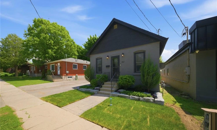 162 Grand River Avenue