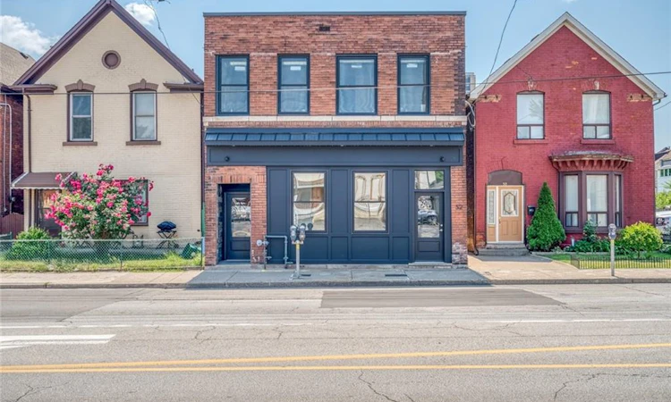 52 Barton Street E