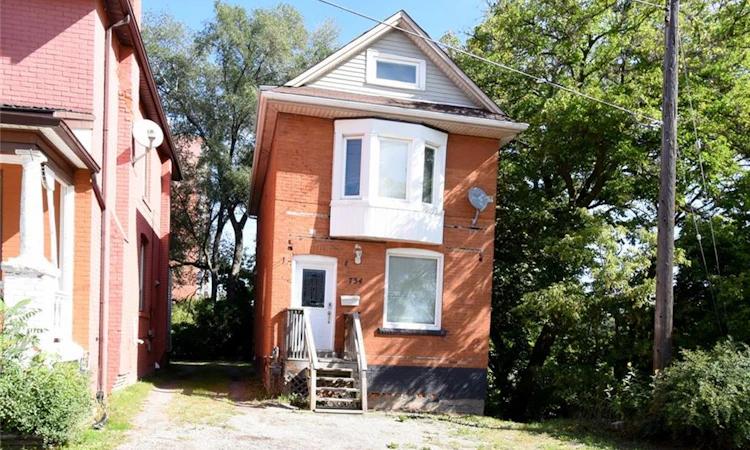734 King Street W