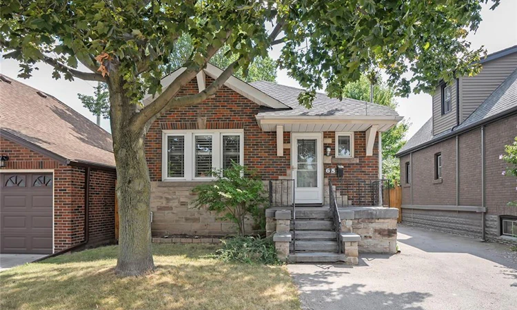 65 Kenilworth Avenue S