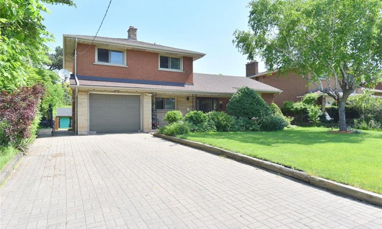 372 Fennell Avenue W