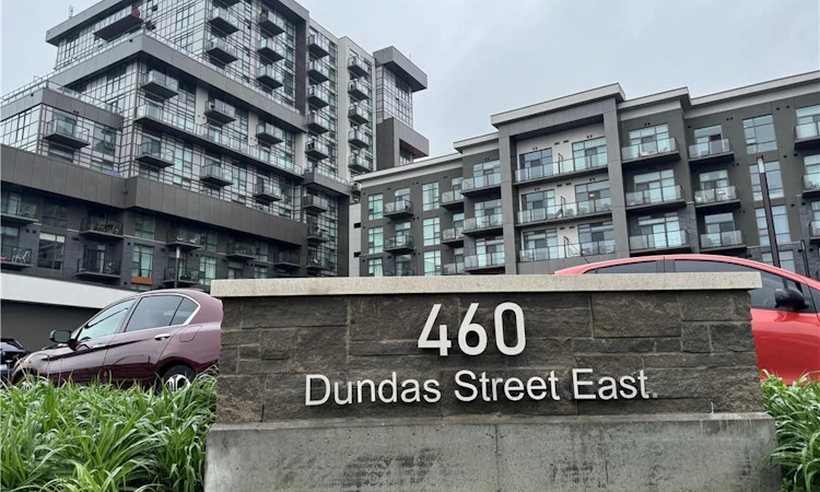 709-460 Dundas Street