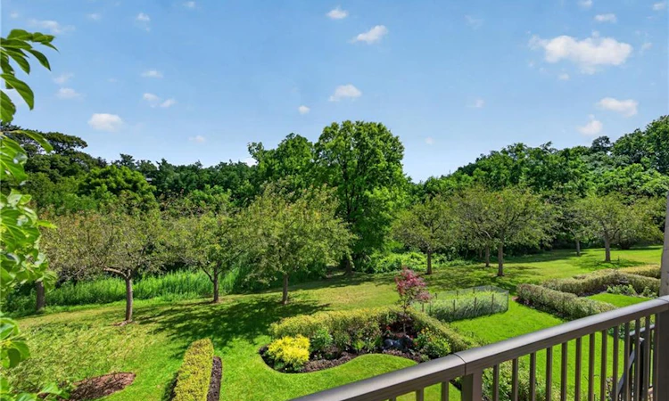 112 Fairwood Place W