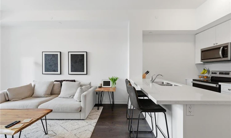 112-460 Dundas Street E