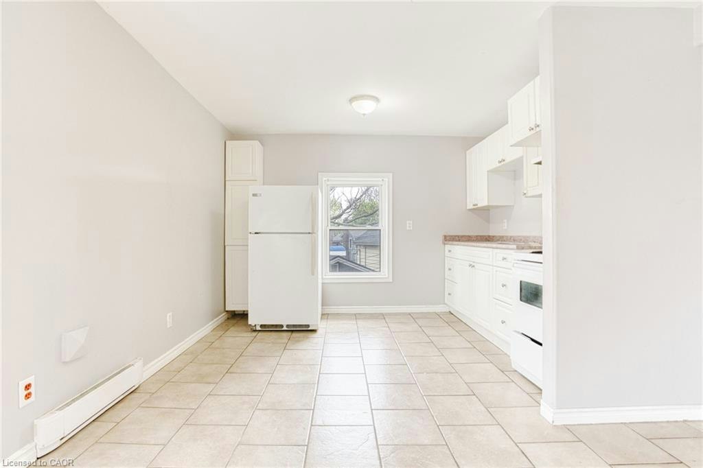 Upper-206 Church Street, St. Catharines, ON, L2R 3E9 - 3