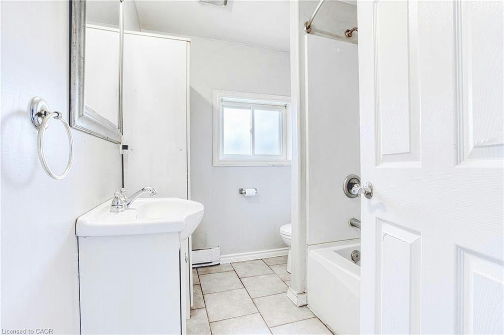 Upper-206 Church Street, St. Catharines, ON, L2R 3E9 - 8