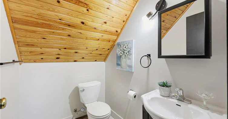 31 Hunter Street, Hamilton, ON, L9H 1E5 - 24