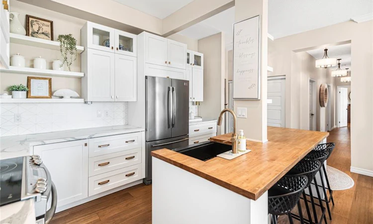 311-262 Dundas Street E