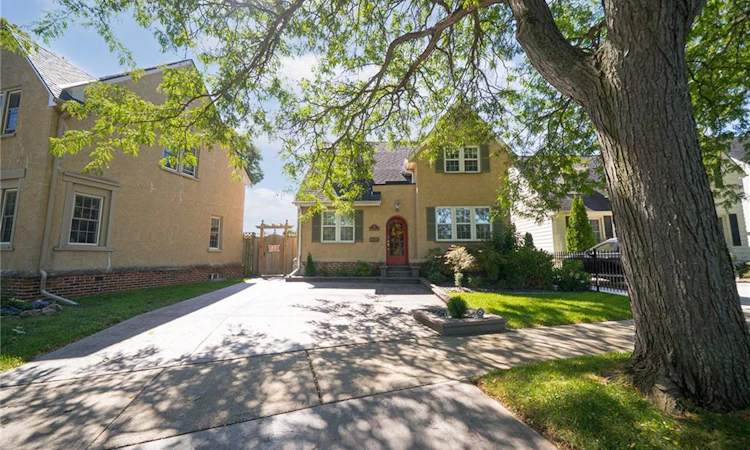 48 Lincoln Avenue