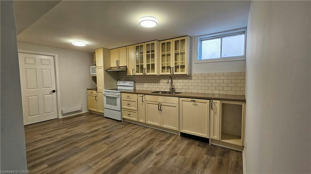 Lower-110 Abbot Drive, Hamilton, ON, L8V 4W2 4