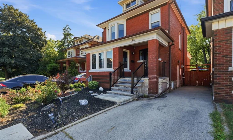 146 Ottawa Street S