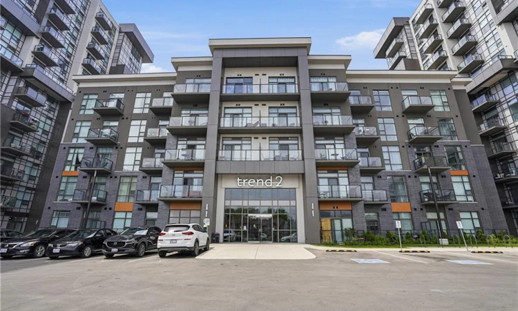 1008-460 Dundas Street E