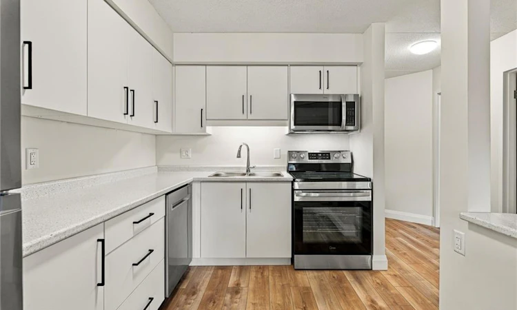 13-3085 Kingsway Drive