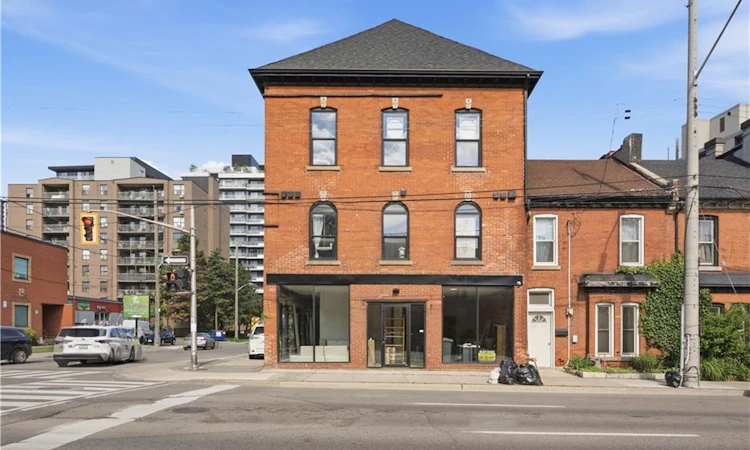 45 Wellington Street N