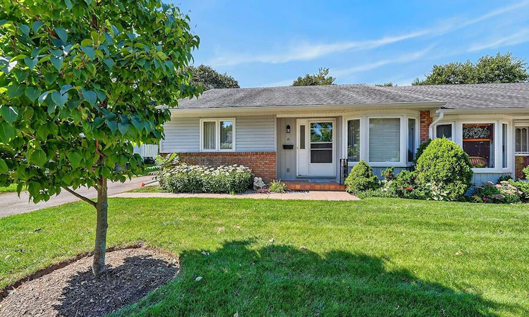 8-4 Rossmore Avenue