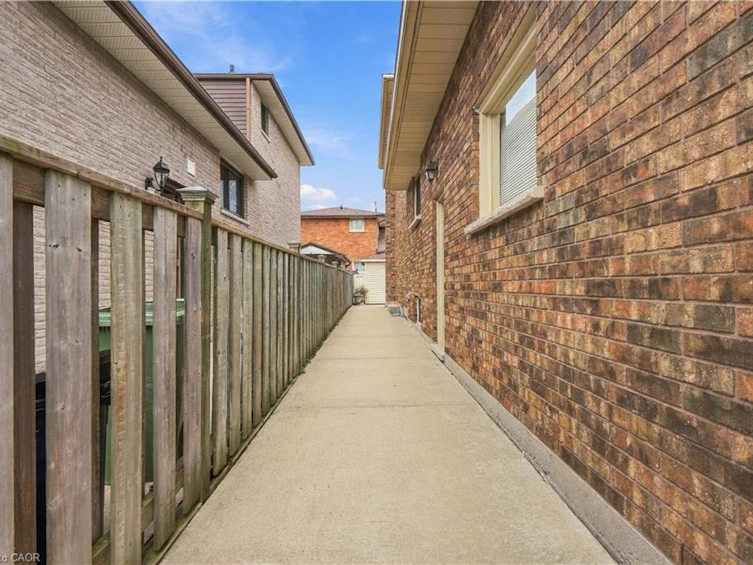 7 Vinehill Drive, Hamilton, ON, L8G 4Z1 - 46