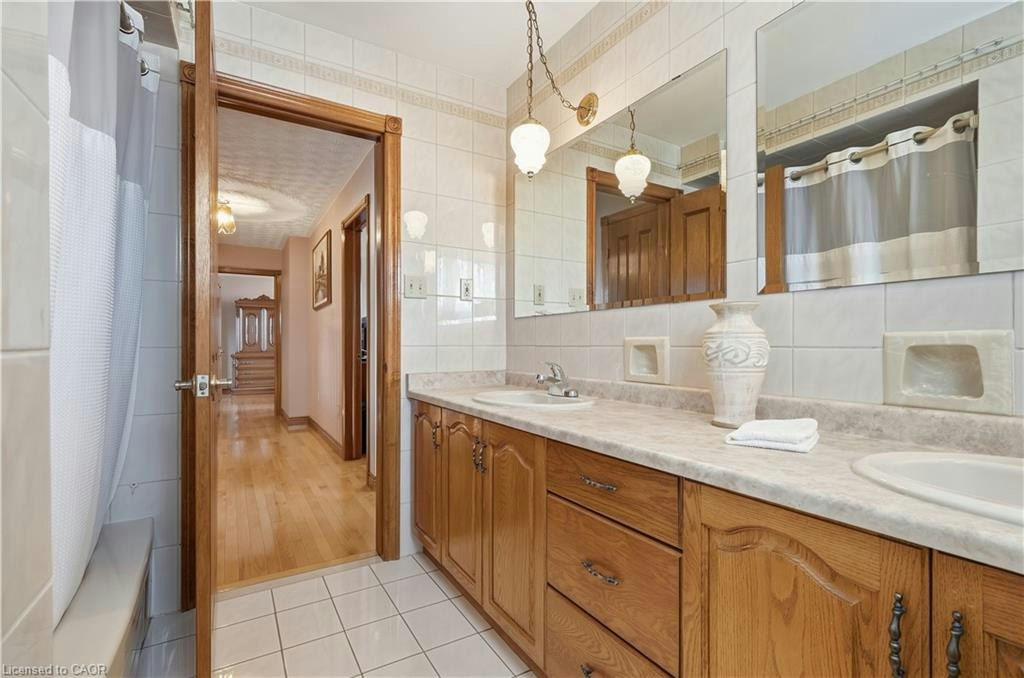 7 Vinehill Drive, Hamilton, ON, L8G 4Z1 - 32