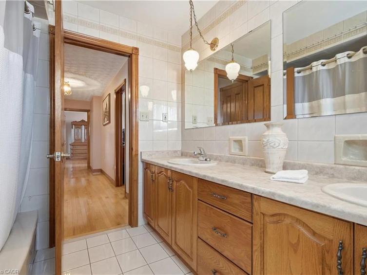 7 Vinehill Drive, Hamilton, ON, L8G 4Z1 - 32
