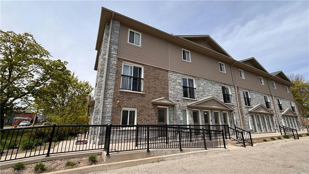 1-122 Courtland Avenue E, Kitchener, ON, N2H 1Y9