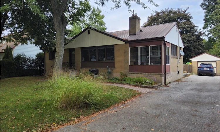 33 Lee Avenue