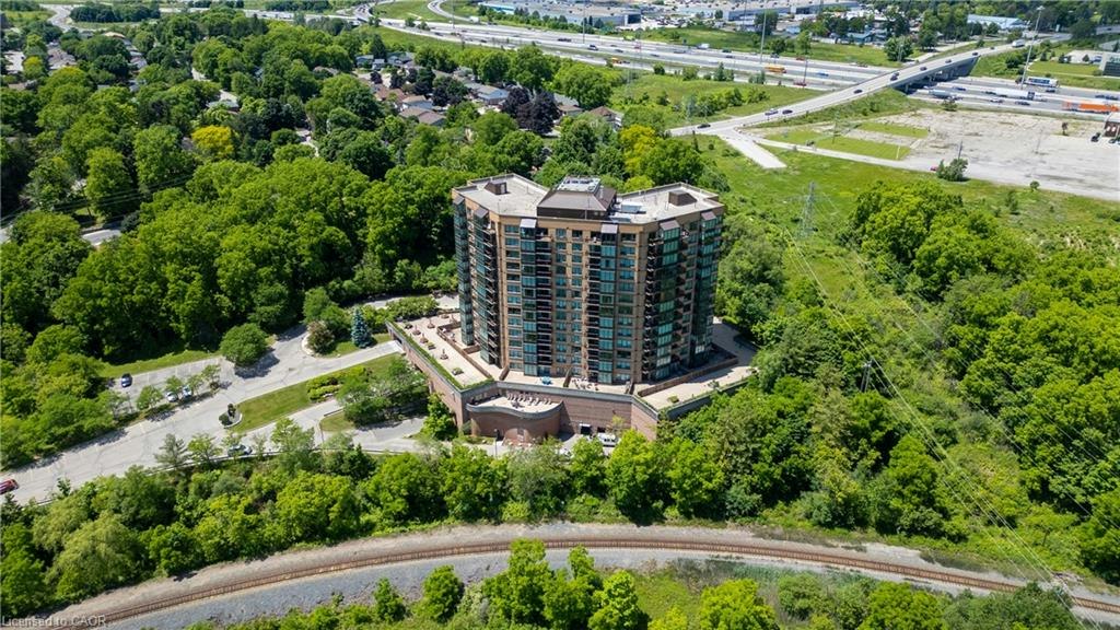 102-237 King Street W