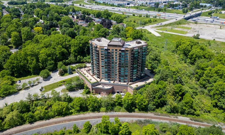102-237 King Street W