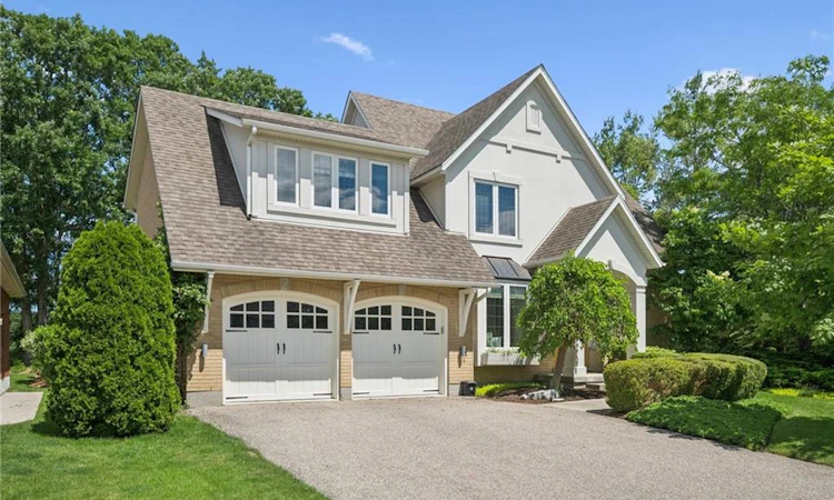 576 Falconridge Crescent