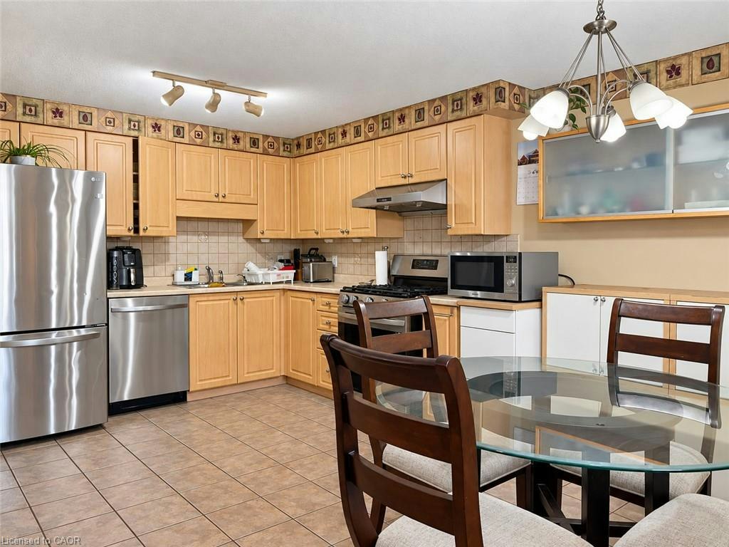 208 Activa Avenue, Kitchener, ON, N2E 3T8 - 4