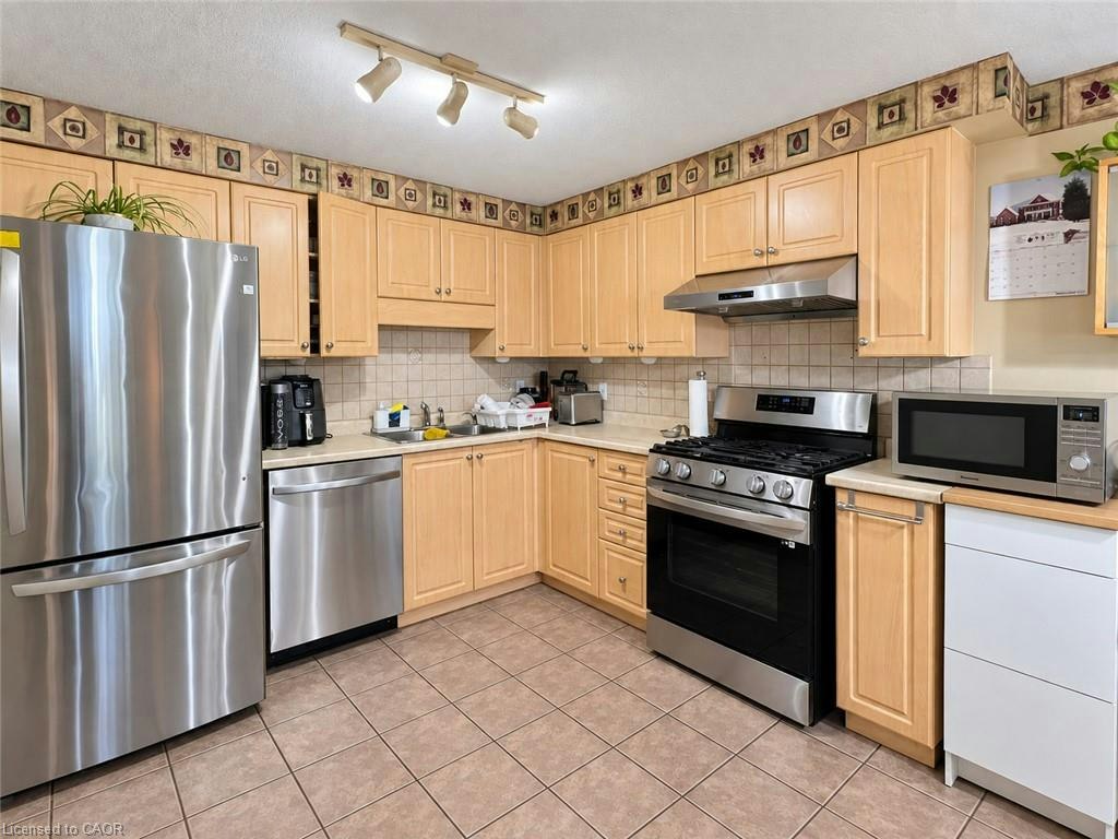 208 Activa Avenue, Kitchener, ON, N2E 3T8 - 6