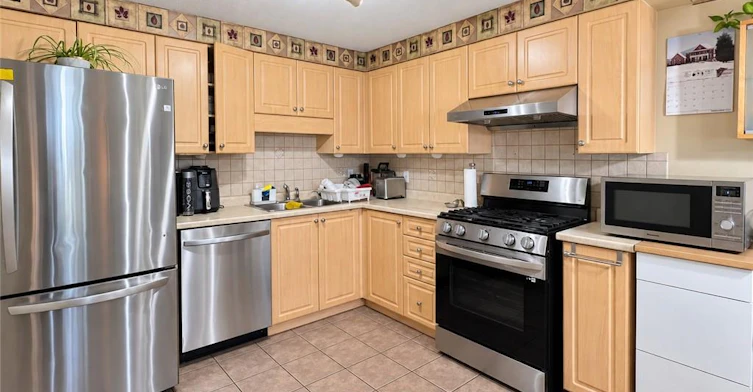 208 Activa Avenue, Kitchener, ON, N2E 3T8 - 6