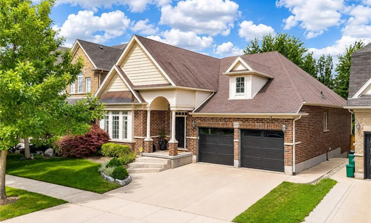 213 Edgewater Crescent