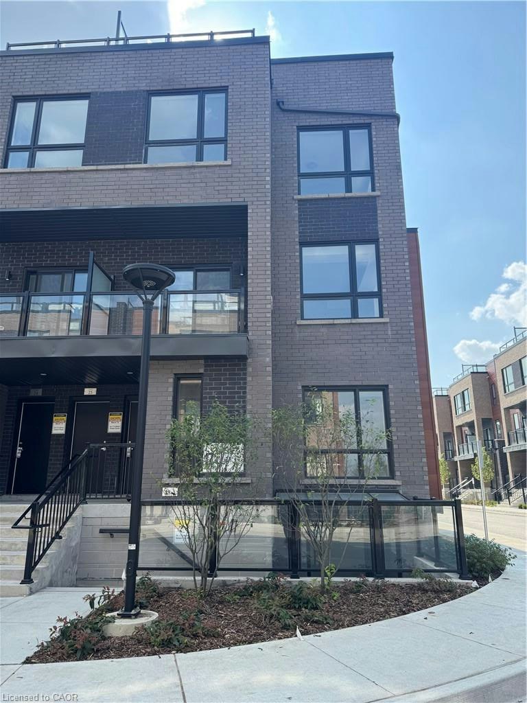 27-17 Lytham Green Circle, Newmarket, ON, L3Y 0H4