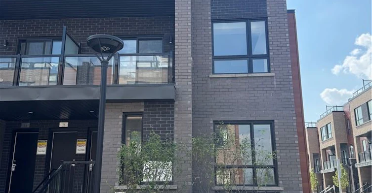 27-17 Lytham Green Circle, Newmarket, ON, L3Y 0H4