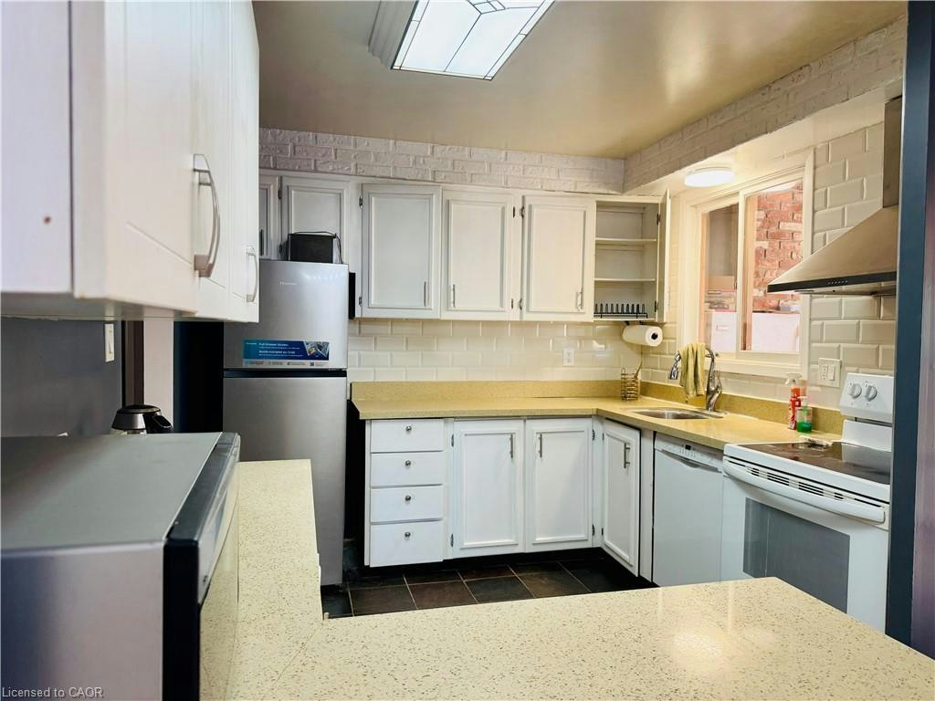 46 Greyfriar Drive, Hamilton, ON, L9C 4S2 - 4