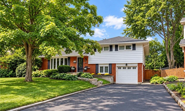 418 Fairlawn Crescent